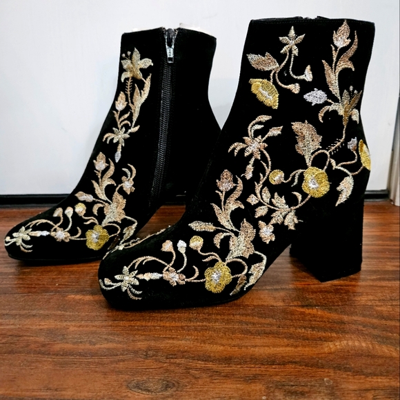 Caparros Shoes - Caparros Low rise black boots with gold flowers Size 5.5B